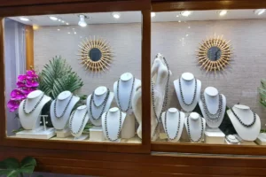 Vitrine de colliers en perles noires de Tahiti présentés chez Pai Moana Pearls à Moorea