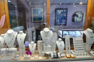 Vitrine de colliers, bracelets et bijoux en perles de Tahiti dans la boutique Pai Moana Pearls à Moorea