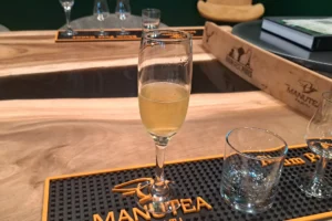 Coupe de Brut d’Ananas Manutea servie sur le comptoir de dégustation de l’usine Rotui à Moorea