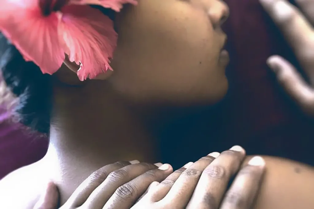 Gros plan sur la nuque d'une femme tahitienne allongée en train de se faire masser.