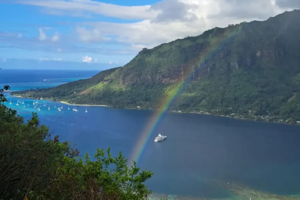 Arc en ciel au dessus de la baie de Opunohu à Moorea