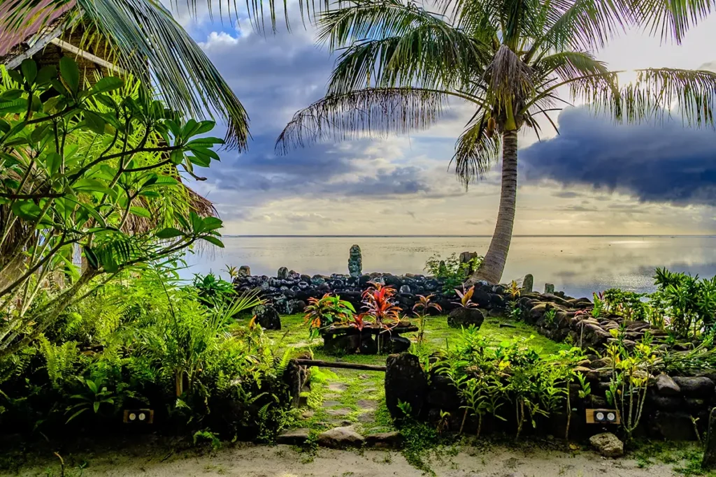 Un ancien marae polynésien en bord de lagon