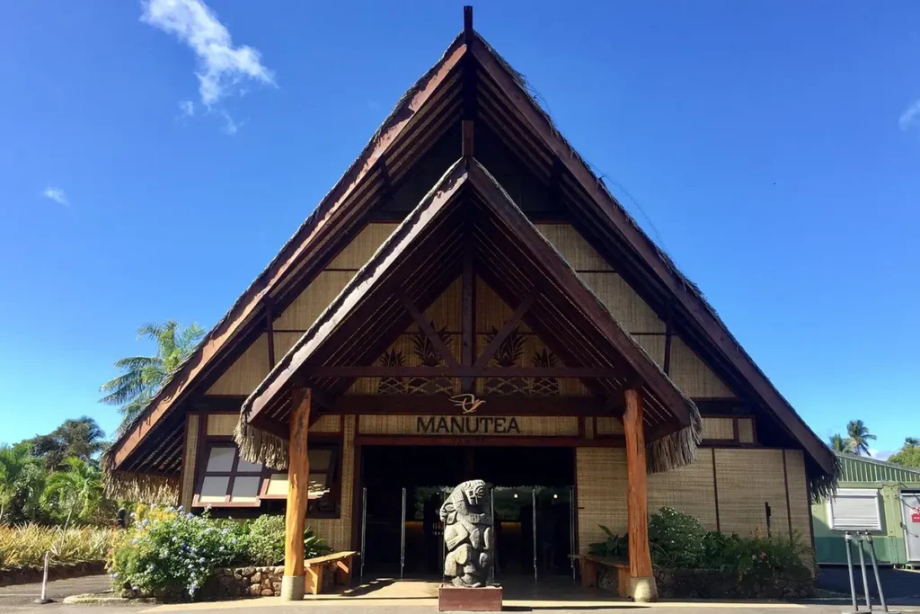 La façade du magasin de l'usine Rotui à Moorea, avec une architecture typiquement Polynésienne