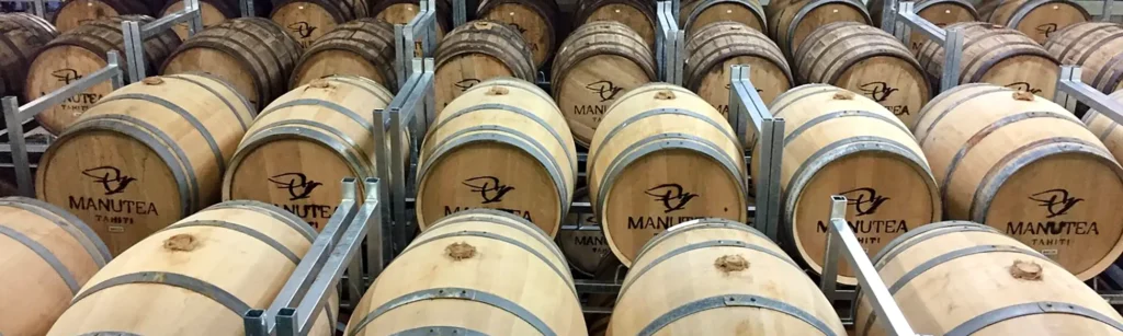Des tonneaux en bois de rhum Manutea sont alignés dans l'usine Rotui à Moorea