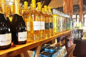 Bouteilles de vins et boissons de fruits exposées sur une étagère dans le magasin Rotui Manutea à Moorea