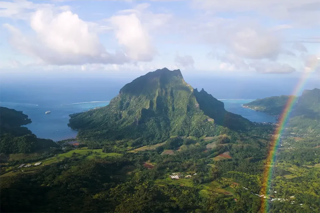 Panorama sur le Mont Rotui et les deux baies de Moorea lors d'une excursion guidée