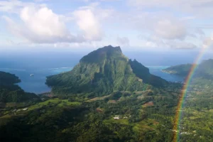 Arc-en-ciel devant le mont Rotui et les deux baies vu depuis les hauteurs des Trois Cocotiers à Moorea.