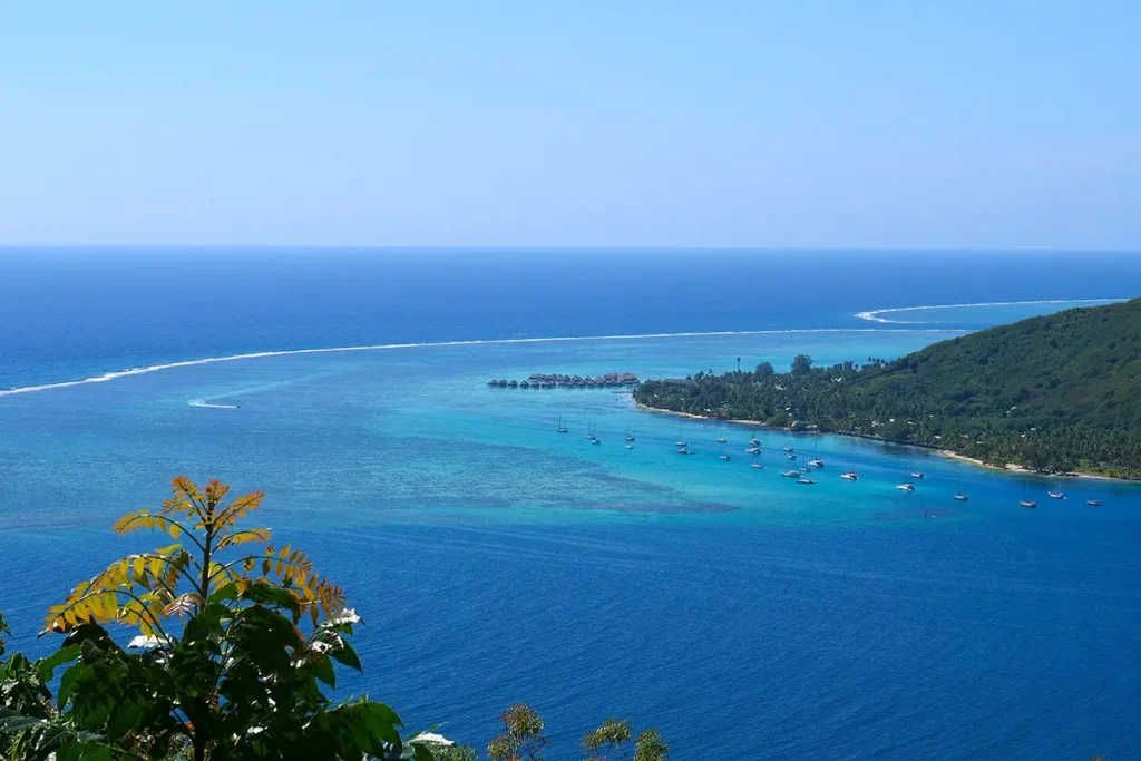 Vue depuis les hauteurs sur la passe et la plage de mareto Ta'ahiamanu à Moorea