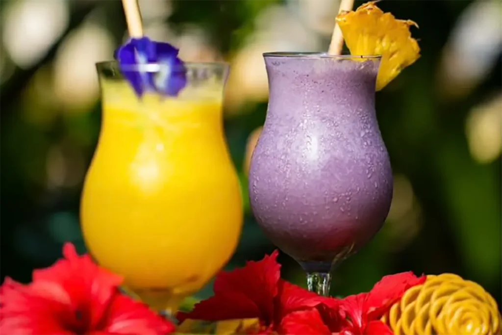 Deux Smoothies aux fruits frais de Moorea, l'un est jaune, l'autre mauve
