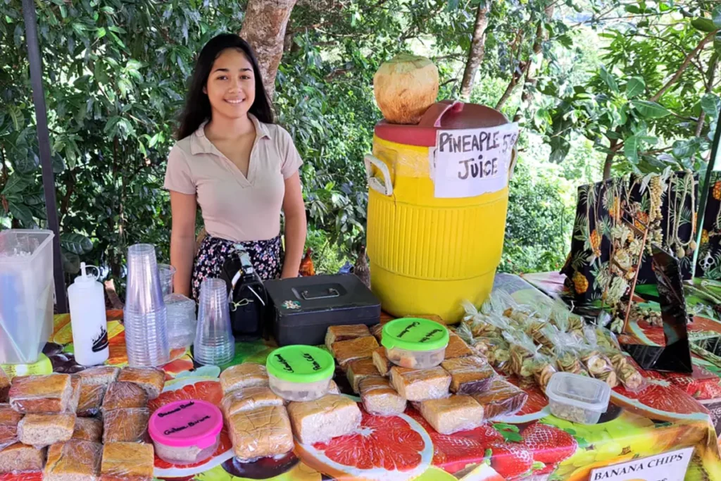 Une vendeuse de jus de fruit et de gâteaux Tahitiens au Belvédère à Moorea