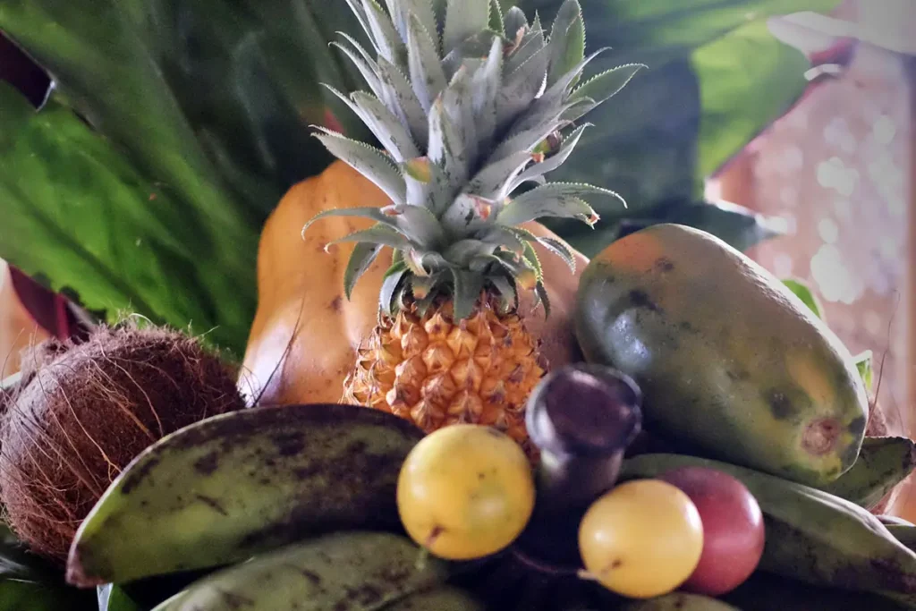 Des fruits tropicaux en tas. Ananas, bananes, fruits de la passion et papapye