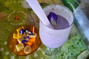Smoothie violet au taro tahitien accompagné de fruits frais au Fare Faa Roa à Moorea