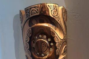 Sculpture artisanale en bois sculpté avec motifs polynésiens chez Taianapa Concept House à Moorea