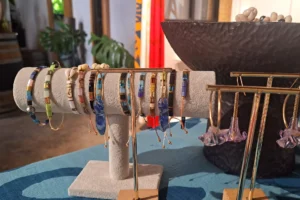 Présentoir de bracelets colorés et boucles d’oreilles artisanales chez Taianapa Concept House à Moorea