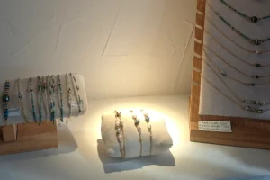 Bracelets et colliers en perles Keshi présentés chez Taianapa Concept House à Moorea