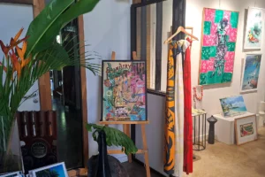 Œuvres d’art polynésien, paréos colorés et objets décoratifs chez Taianapa Concept House à Moorea