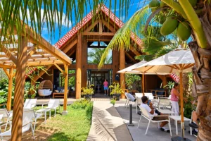 Entrée tropicale de Taianapa Concept House avec cocotiers et terrasse à Moorea