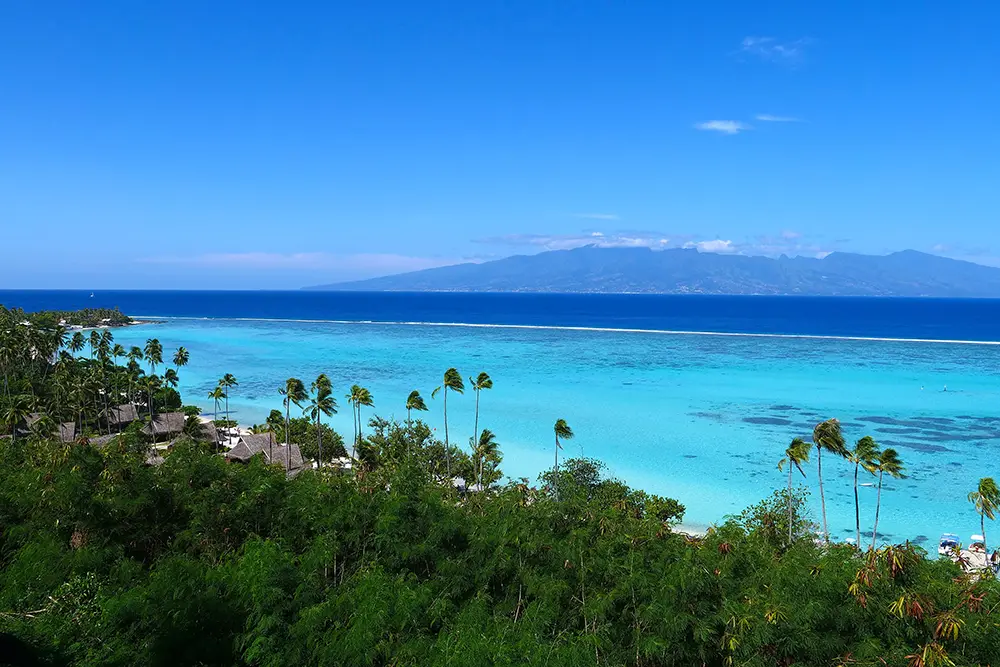 Vue de haut sur le lagon turquoise de la plage de Temae à Moorea