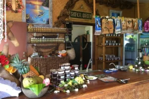 Boutique du Moorea Tropical Garden avec confitures, boissons et produits artisanaux locaux