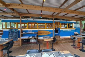 Exterior view of Truck Uaina O2 Coco with its terrace and restaurant tables in Moorea