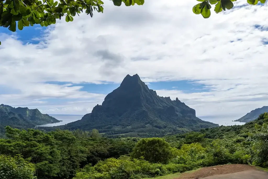 Vue sur le mont Rotui et les deux baies de Moorea depuis le Belvédère