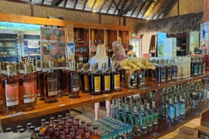 Rayons de bouteilles et produits Rotui Manutea dans le magasin de l’usine à Moorea