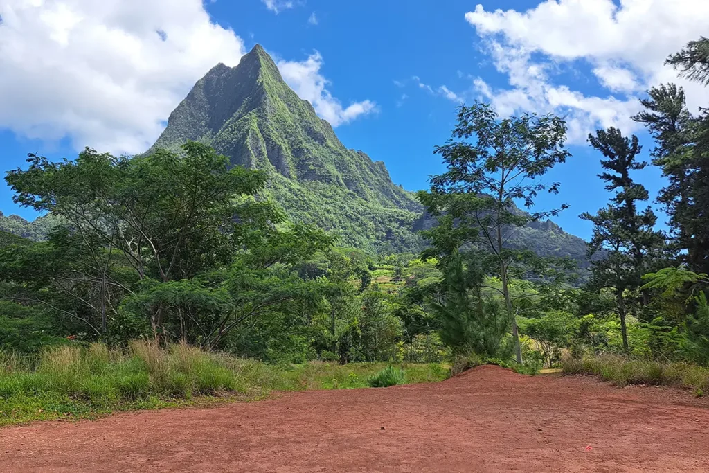Vue sur le mont Rotui depuis le plateau du Bounty à Moorea