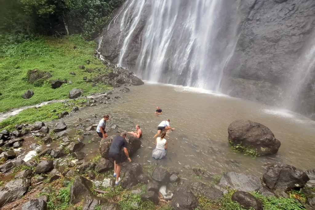 waterfall-swimming-activity-moorea-french-polynesia-excursion