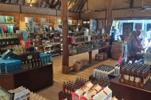 Vue intérieure du magasin Rotui Manutea avec bouteilles, coffrets et souvenirs locaux de Moorea